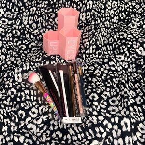 Makeup holder / brush bundle